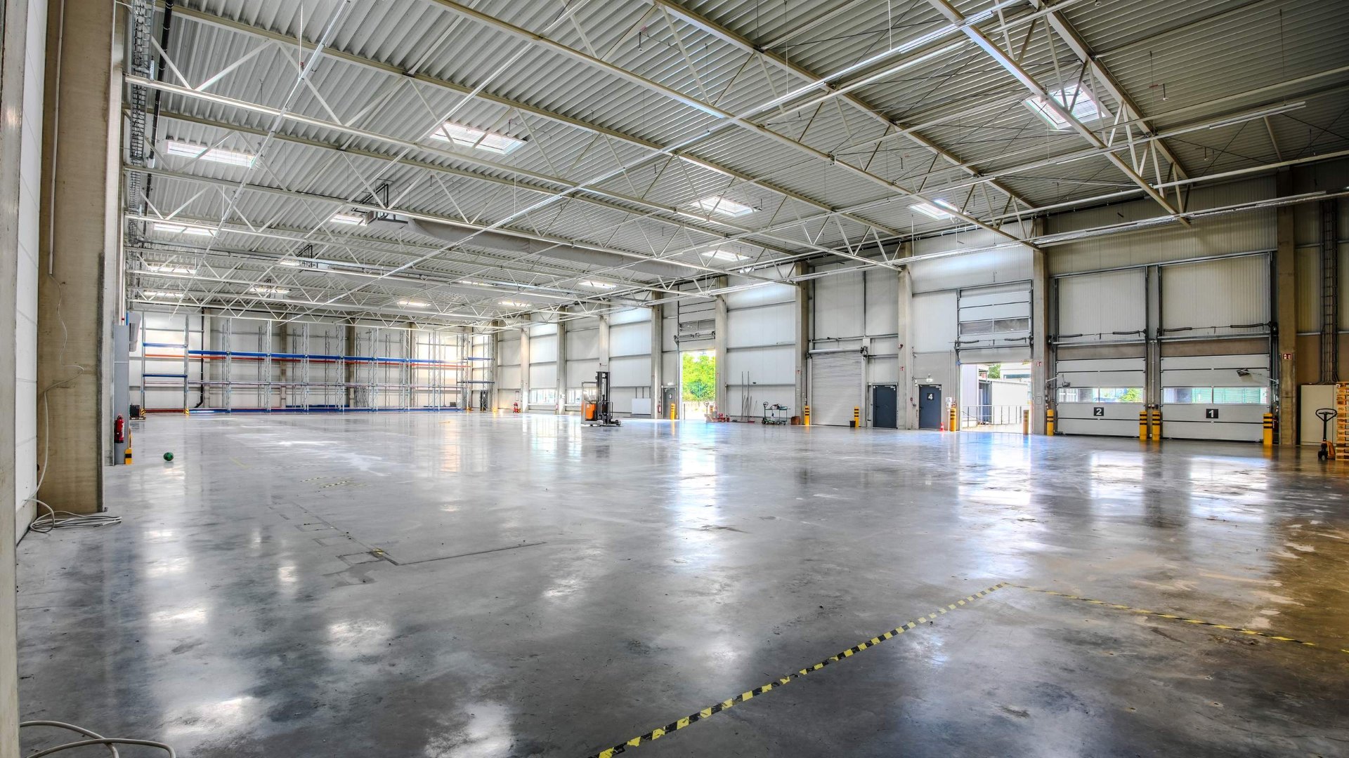 Repräsentative Firmenzentrale mit modernen Hallen- und Büroflächen